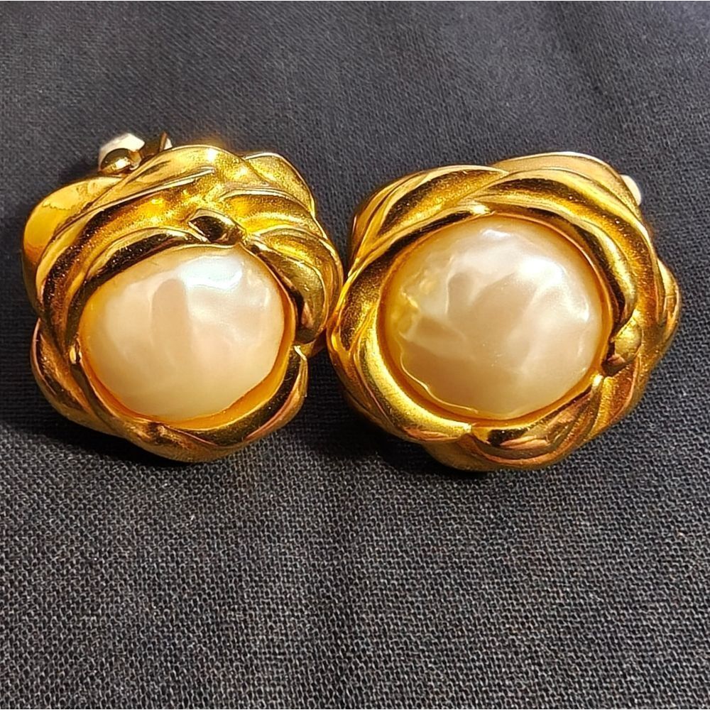 🐢 Vintage Givenchy Golden Floral With Pearl Center Clip On Earrings Rare!! - Picture 5 of 12
